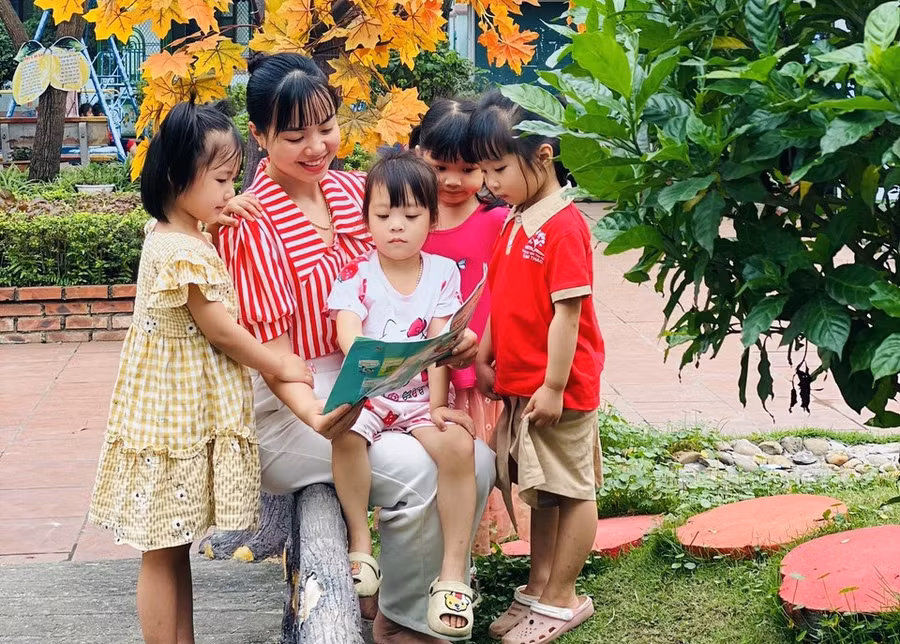 Dù là giáo viên hợp đồng nhưng cô Trần Thu Hằng luôn nỗ lực để đạt được nhiều thành tích trong công tác.