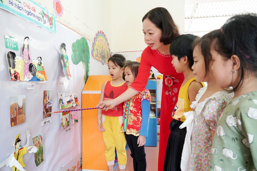 Giờ học của cô trò Trường Mầm non Yên Khê, huyện Con Cuông, Nghệ An. Giờ học của cô trò Trường Mầm non Yên Khê, huyện Con Cuông, Nghệ An.