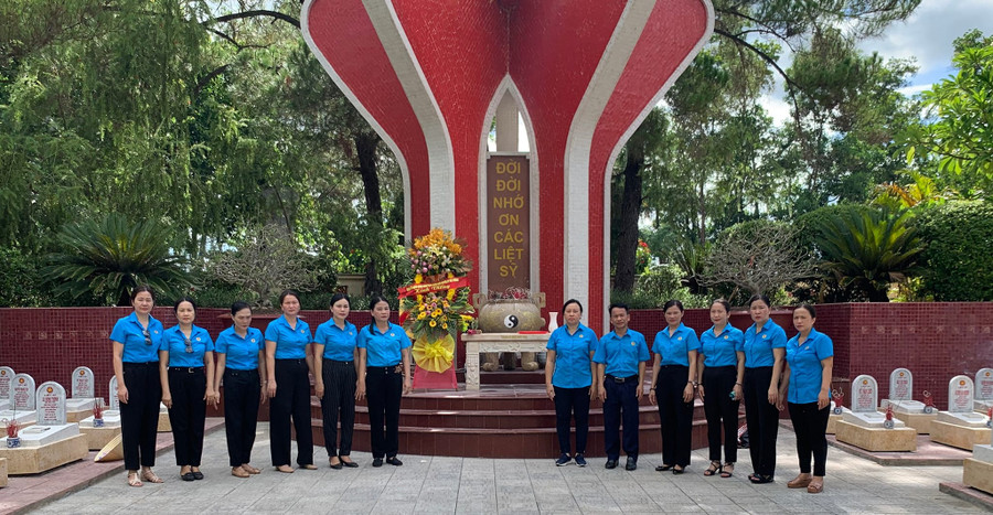 Cán bộ, giáo viên Trường Tiểu học Nguyễn Bá Ngọc (TP Đông Hà) dâng hương tri ân các anh hùng, liệt sĩ. Ảnh: Thanh Tình Cán bộ, giáo viên Trường Tiểu học Nguyễn Bá Ngọc (TP Đông Hà) dâng hương tri ân các anh hùng, liệt sĩ. Ảnh: Thanh Tình