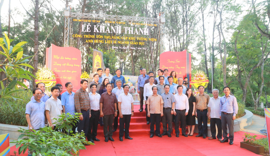 Bộ trưởng Nguyễn Kim Sơn và lãnh đạo Bộ GD&ĐT dự Lễ khánh thành Khu tưởng niệm các liệt sĩ ngành GD-ĐT ở Nghĩa trang Liệt sĩ quốc gia Trường Sơn. Ảnh: Đ. Đức Bộ trưởng Nguyễn Kim Sơn và lãnh đạo Bộ GD&ĐT dự Lễ khánh thành Khu tưởng niệm các liệt sĩ ngành GD-ĐT ở Nghĩa trang Liệt sĩ quốc gia Trường Sơn. Ảnh: Đ. Đức