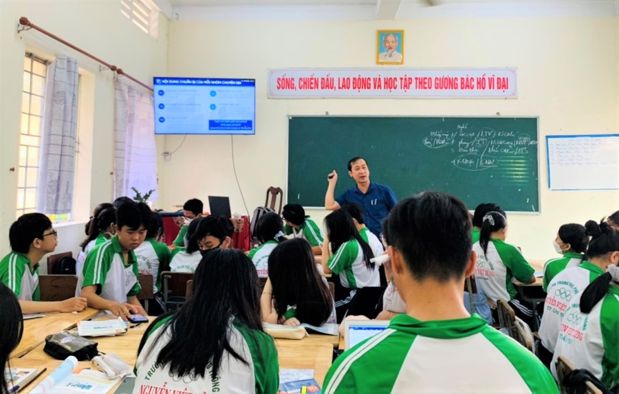 Thầy Trang Minh Thiên và học trò trong giờ học. Ảnh: NVCC