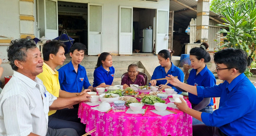 Bữa cơm ấm áp tại nhà mẹ Chánh. Bữa cơm ấm áp tại nhà mẹ Chánh.