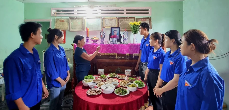 Đoàn viên xã Bình Hòa chuẩn bị mâm cúng tại nhà bà Biên.