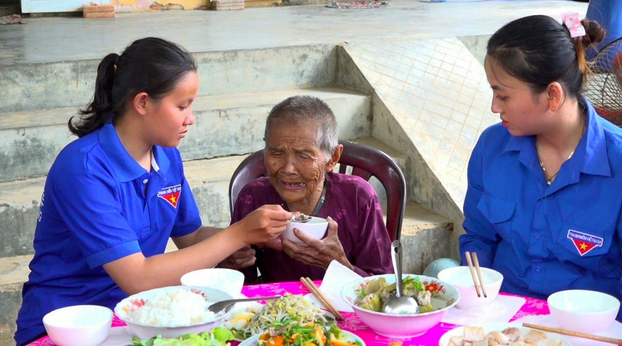 Mẹ Chánh xúc động về việc làm của các bạn đoàn viên. Mẹ Chánh xúc động về việc làm của các bạn đoàn viên.