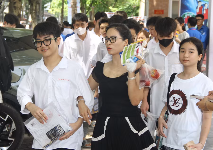 Thí sinh tham dự Kỳ thi tốt nghiệp THPT năm 2023 tại Điểm thi Trường THCS Mỹ Đình II (Nam Từ Liêm, Hà Nội). Ảnh: TG