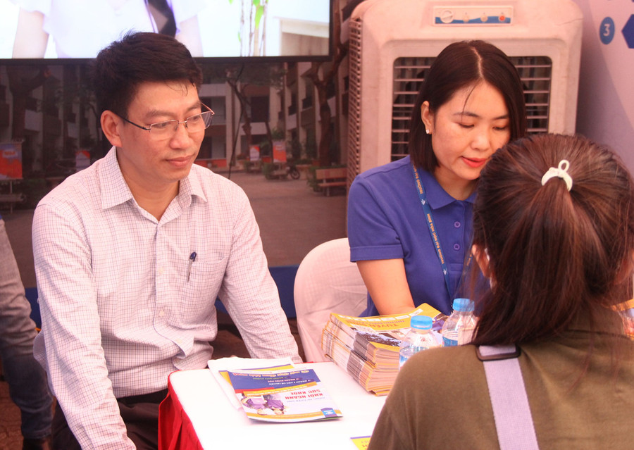 GS.TS Đào Văn Đông tư vấn lựa chọn nguyện vọng xét tuyển cho thí sinh. Ảnh: TG