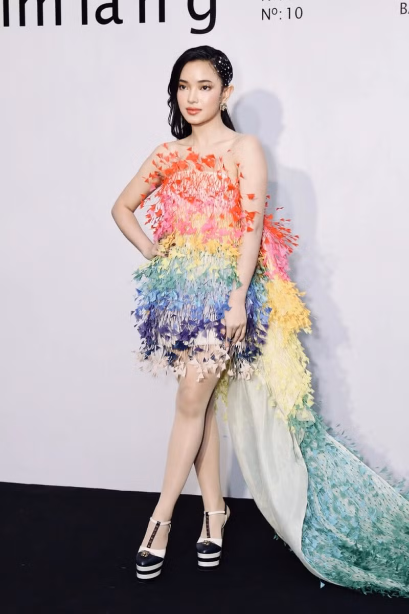 Thanh Hằng và Châu Bùi cùng đụng hàng Rosé khi diện mẫu đầm của nhà thiết kế Công Trí.