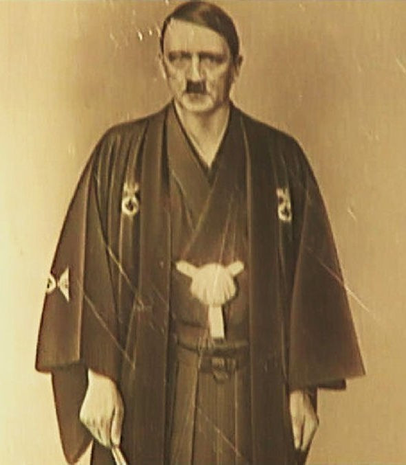 Rất có thể Hitler mặc bộ kimono để thể hiện sự đoàn kết hợp tác với phát xít Nhật trước Thế chiến thứ hai. Ảnh: Daily Mail