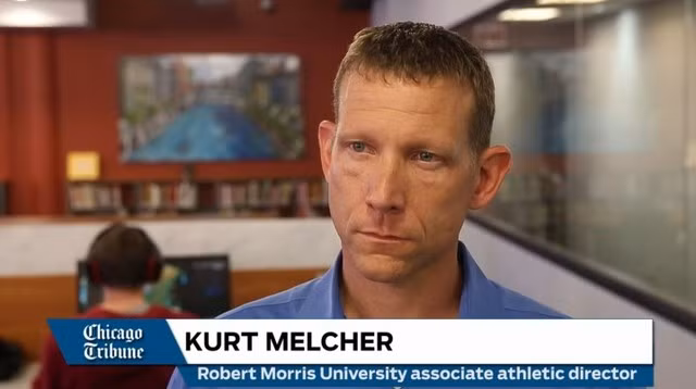 Ông Kurt Melcher HLV kiêm chủ nghiệm hiệp hội thể thao của trường Robert Morris.