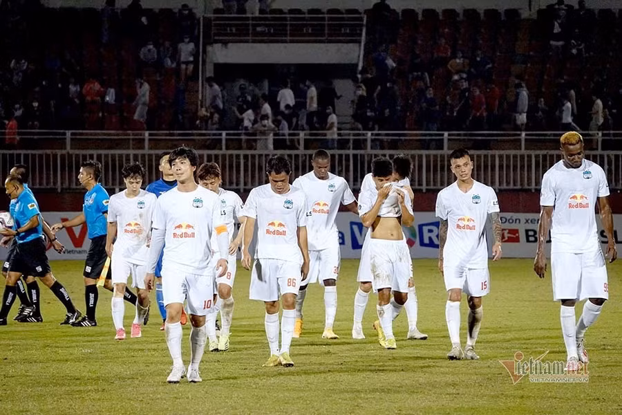 HAGL thất bại theo cách quen thuộc khi lỗi thuộc về hàng thủ.