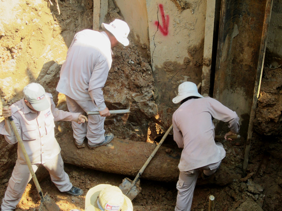 Quả bom nặng 1.000 cân Anh được phát hiện tại thị xã Quảng Trị sáng 18/5. Ảnh: N.Vũ. Quả bom nặng 1.000 cân Anh được phát hiện tại thị xã Quảng Trị sáng 18/5. Ảnh: N.Vũ.