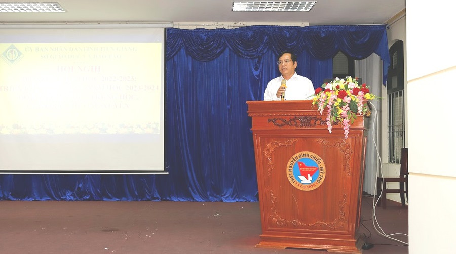 Ông Nguyễn Phương Toàn, Phó Giám đốc Sở GD&ĐT phát biểu tại hội nghị.