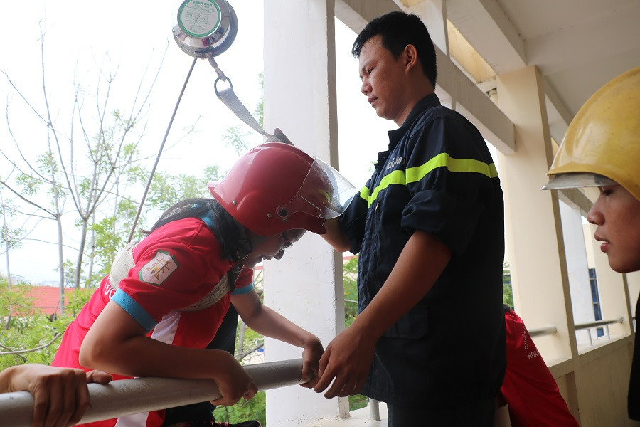 Học cách thoát hiểm bằng ròng rọc chuyên dụng Học cách thoát hiểm bằng ròng rọc chuyên dụng