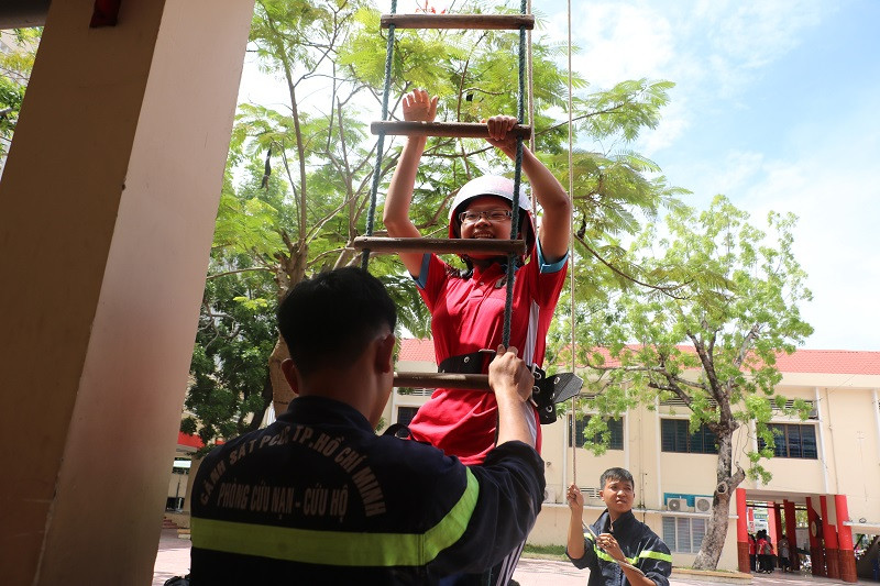 Tập huấn thoát hiểm bằng thang dây Tập huấn thoát hiểm bằng thang dây