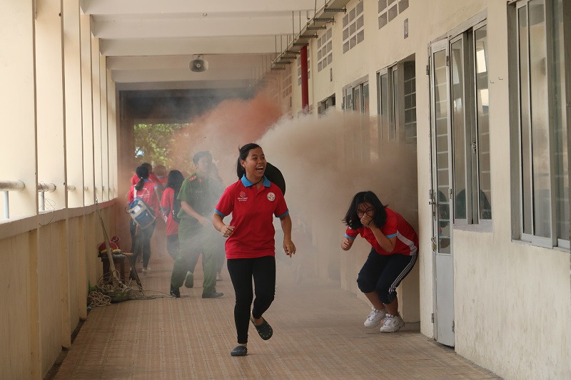 Thực hành kỹ năng ứng phó với tình huống giả định khi có sự cố hỏa hoạn trong trường học Thực hành kỹ năng ứng phó với tình huống giả định khi có sự cố hỏa hoạn trong trường học