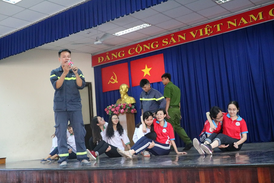 Học sinh thực hành kỹ năng cứu nạn, cứu hộ bằng tay không Học sinh thực hành kỹ năng cứu nạn, cứu hộ bằng tay không