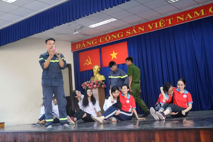 Học sinh thực hành kỹ năng cứu nạn, cứu hộ bằng tay không