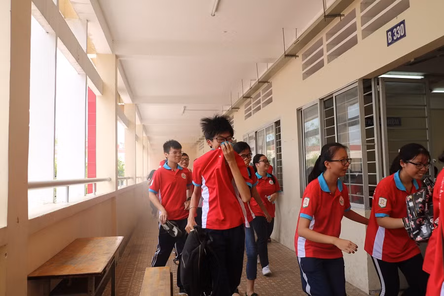 Học sinh đang tham gia thực hành kỹ năng ứng phó với tình huống giả định khi trường có sự cố hỏa hoạn