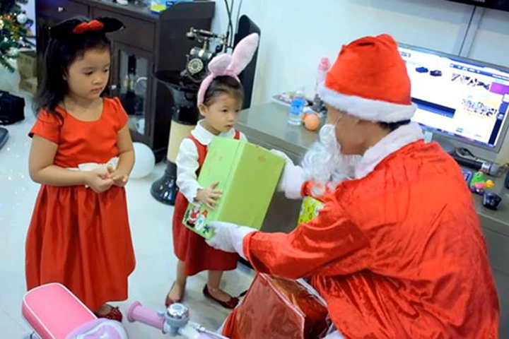 Ông già Noel “chết lặng” khi chuyển phát trực tiếp hộ thư tình cho các gia đình ngày Giáng sinh