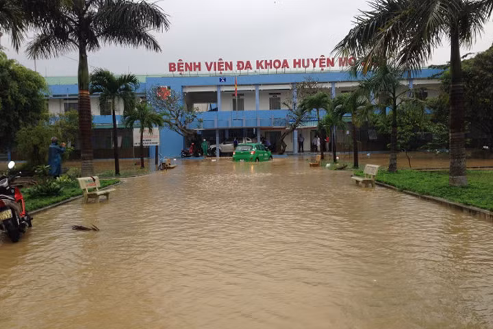 Sơ tán hàng trăm bệnh nhân tránh lũ khẩn cấp