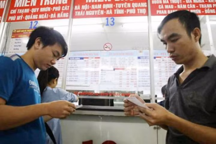 "Đỏ mắt" tìm mua vé xe giường nằm về quê ăn Tết