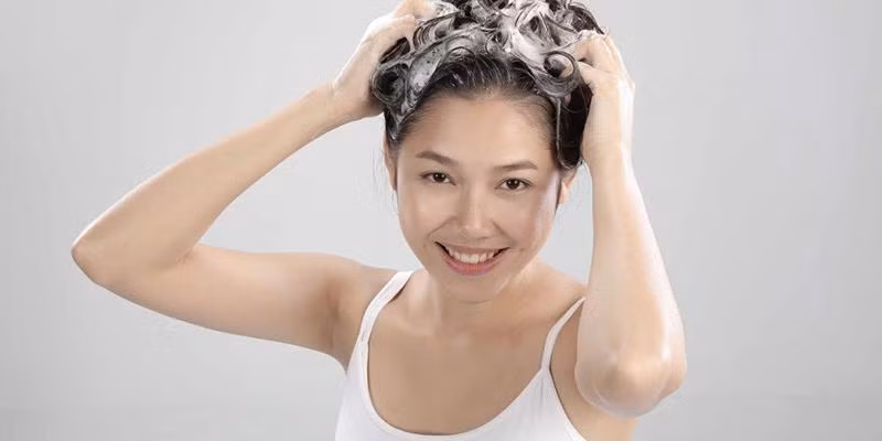 Gội đầu quá nhiều có thể khiến da đầu bị dị ứng - Ảnh minh họa: Internet