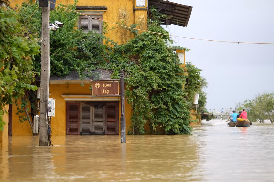 Nước sông dâng cao từ 1,5m đến 2m. Có nơi cao hơn.