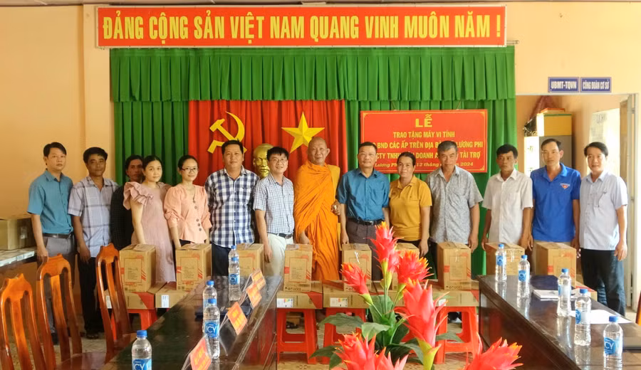 Trao tặng máy tính cho cơ sở thực hiện chuyển đổi số.