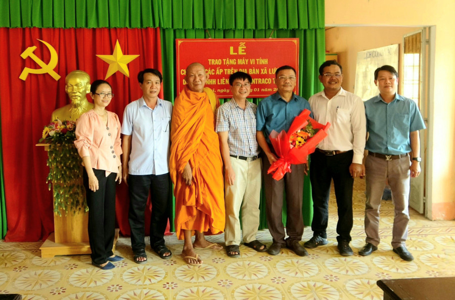 Đại diện chính quyền địa phương tặng hoa tri ân nhà tài trợ. Đại diện chính quyền địa phương tặng hoa tri ân nhà tài trợ.