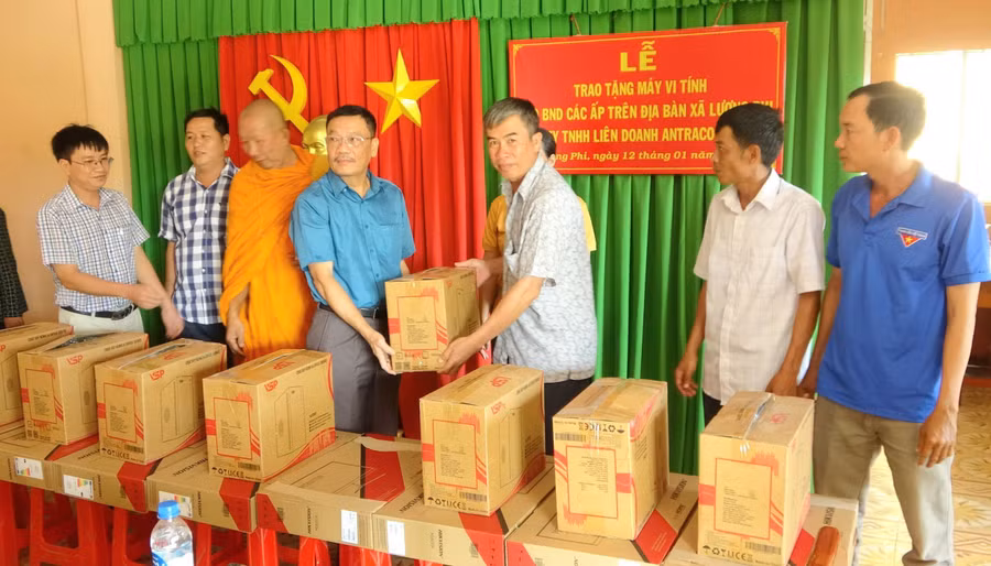Đại diện nhà tài trợ trao tặng máy tính cho xã Lương Phi và Ban Trị sự GHPG huyện Tri Tôn (An Giang).