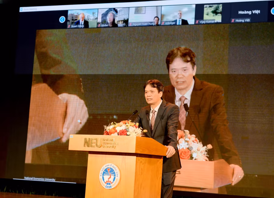 PGS.TS Phạm Hồng Chương - Hiệu trưởng phát biểu tại buổi lễ khai giảng