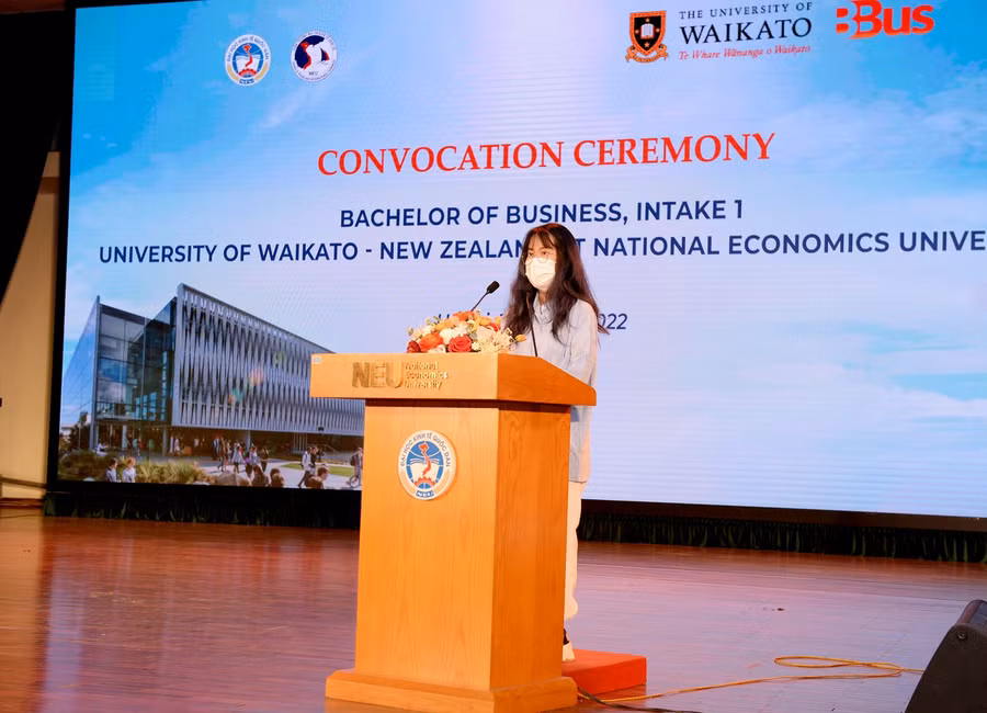 Sinh viên Nguyễn Thúy Anh đại diện cho các bạn sinh viên khóa 1 phát biểu tại buổi lễ.