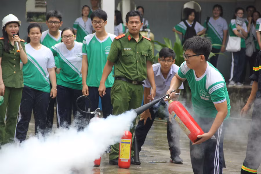 Học sinh đang thực hành xứ lý sự cố rò rỉ gas 