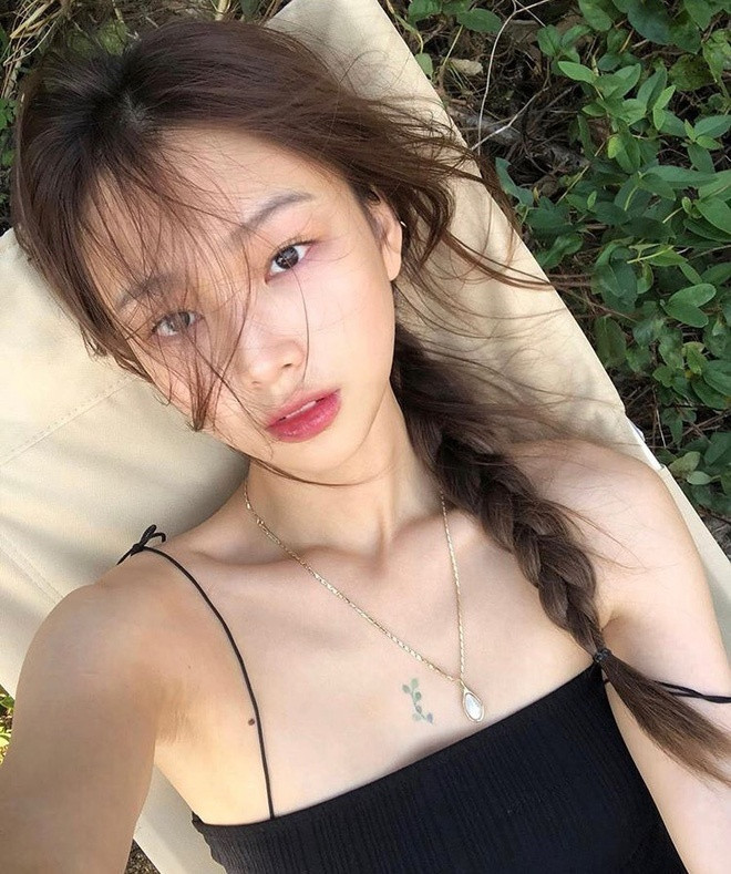 Tóc tết lệch cũng đẹp sang, dịu dàng không hề kém cạnh tóc tết mái đâu nhé.