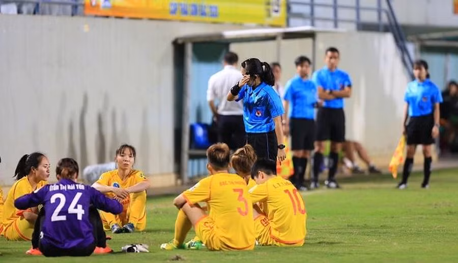 Tổ trọng tài hội ý quyết định kết thúc trận đấu khi không thuyết phục được các cầu thủ Hà Nam trở lại sân.