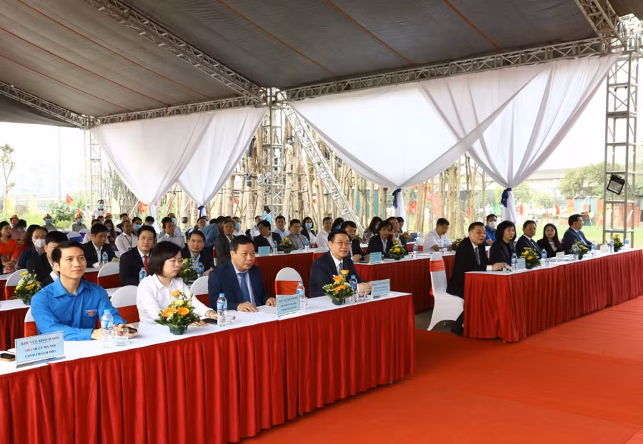 Các đồng chí lãnh đạo tham dự lễ động thổ dự án xây dựng công trình Cung Thiếu nhi Hà Nội