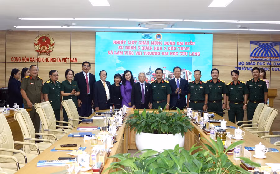 Đoàn công tác Sư đoàn 5 (Quân khu 7) thăm và làm việc tại Trường ĐH Cửu Long.