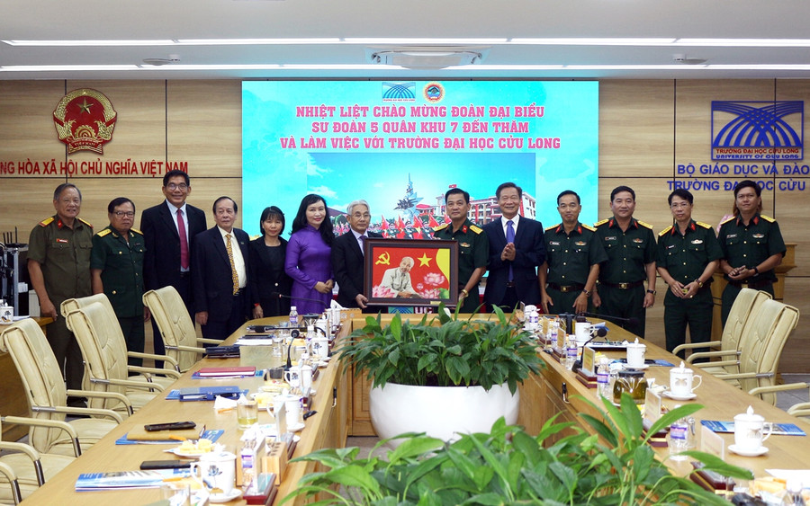 Trường ĐH Cửu Long tặng bức ảnh chân dung Chủ tịch Hồ Chí Minh cho Sư đoàn 5.