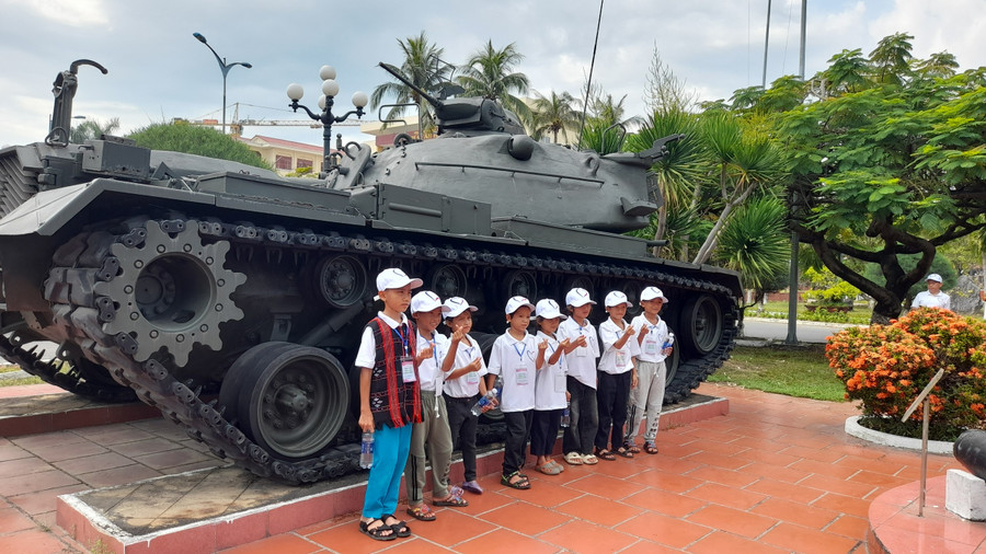 Học sinh trong đoàn thăm bảo tàng Quân khu 5. Học sinh trong đoàn thăm bảo tàng Quân khu 5.