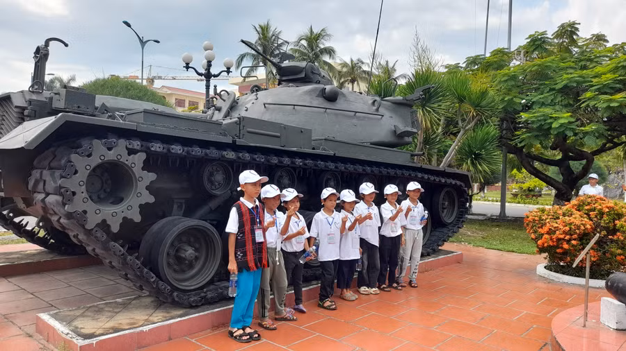 Học sinh trong đoàn thăm bảo tàng Quân khu 5.
