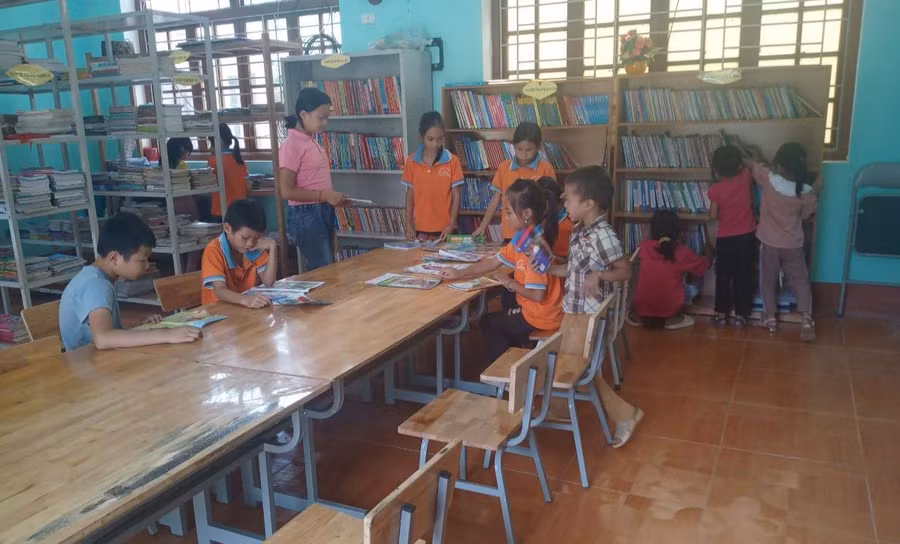 Học sinh Trường PTDTBT TH &amp; THCS Liên Hội (Văn Quan, Lạng Sơn), tham gia học tại thư viện. Ảnh NTCC