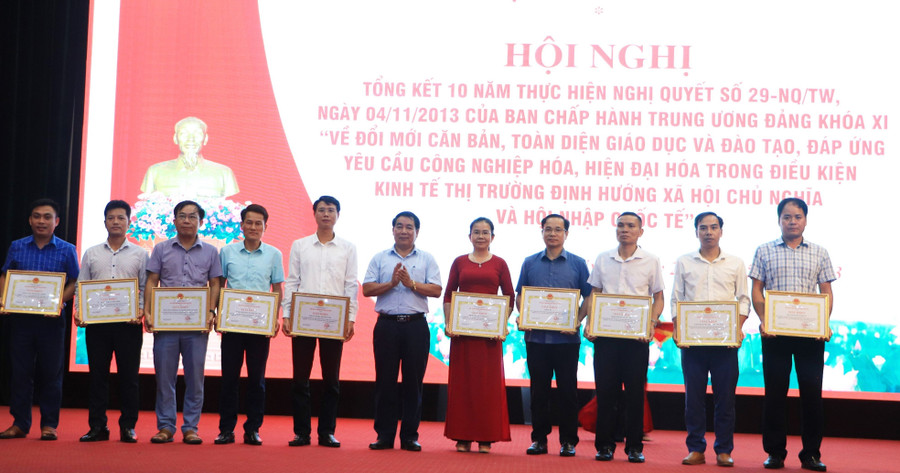 Huyện Tân Uyên trao thưởng cho các cá nhân trong Lễ Tổng kết 10 năm thực hiện Nghị quyết 29.