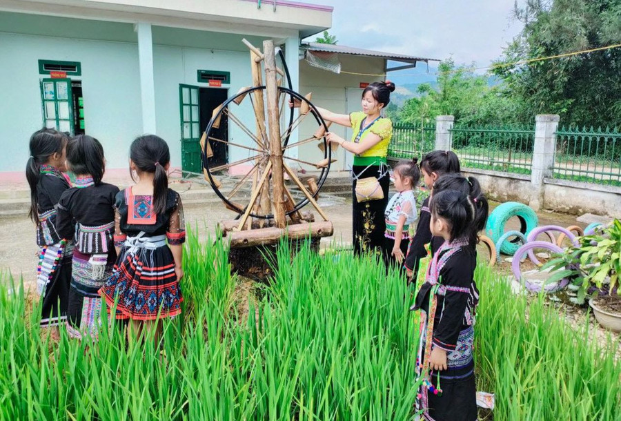 Cô trò Trường Mầm non Mường Khoa, huyện Tân Uyên.