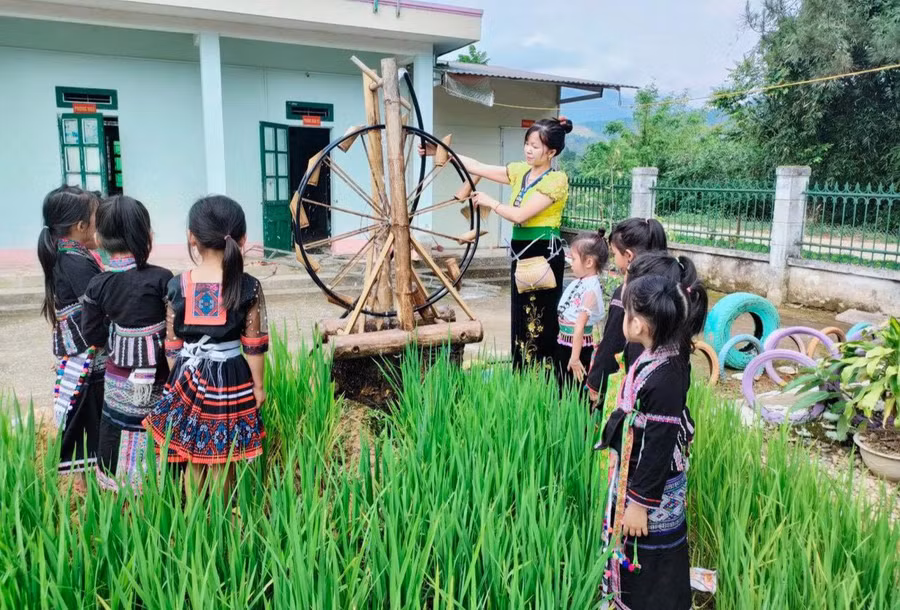 Cô trò Trường Mầm non Mường Khoa, huyện Tân Uyên.