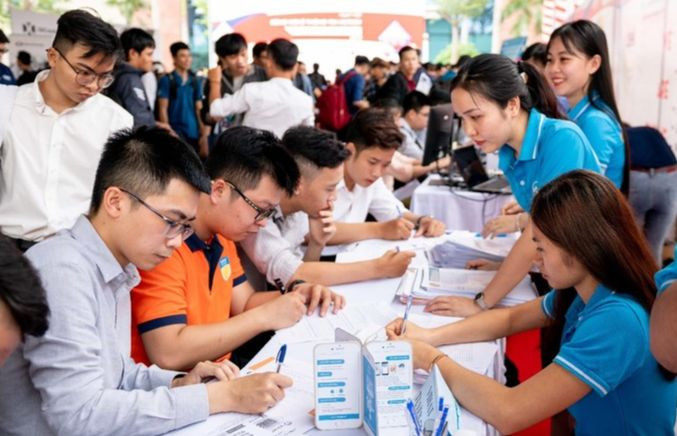 Sinh viên Trường Đại học Công nghệ TPHCM tìm hiểu cơ hội việc làm tại một đợt tuyển dụng. Ảnh: NTCC Sinh viên Trường Đại học Công nghệ TPHCM tìm hiểu cơ hội việc làm tại một đợt tuyển dụng. Ảnh: NTCC