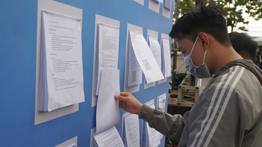 Sinh viên tìm hiểu việc làm tại ngày hội việc làm do Trường Đại học Khoa học Tự nhiên, ĐHQG TPHCM tổ chức ngày 4/6. Ảnh: Mạnh Tùng Sinh viên tìm hiểu việc làm tại ngày hội việc làm do Trường Đại học Khoa học Tự nhiên, ĐHQG TPHCM tổ chức ngày 4/6. Ảnh: Mạnh Tùng