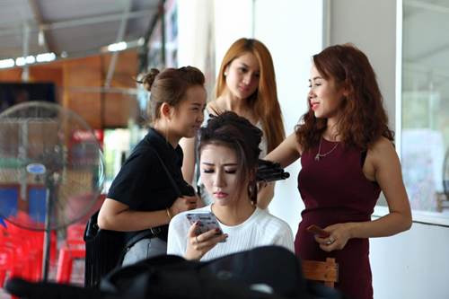 Lý do Quỳnh Anh Shyn trở thành hot girl bị ghét nhất showbiz ảnh 3 Thái độ của Quỳnh Anh Shyn với ê-kip trang điểm khiến báo chí tốn khá nhiều giấy mực.