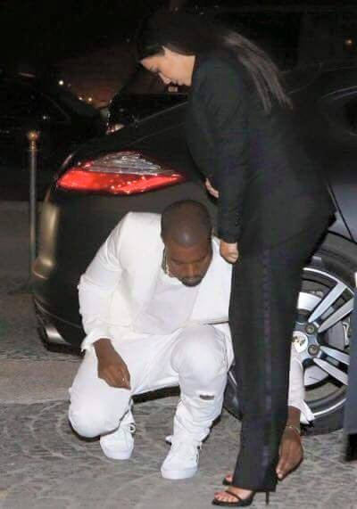 Loạt ảnh khiến ai cũng ghen tị với Kim vì có người chồng như Kanye West ảnh 2 Loạt ảnh khiến ai cũng ghen tị với Kim vì có người chồng như Kanye West ảnh 2