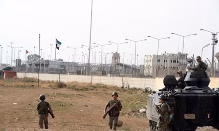 Binh sĩ Thổ Nhĩ Kỳ tuần tra tại khu vực gần biên giới với Syria. Ảnh: AP