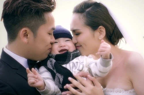 Chồng Diễm Hương dựng lại cảnh bị uy hiếp khi yêu vợ ảnh 2 Chồng Diễm Hương dựng lại cảnh bị uy hiếp khi yêu vợ - 2